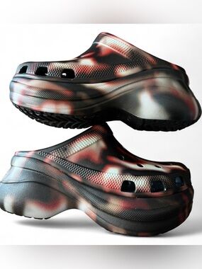MOWALOLA X CROCS
women’s size 6
Never worn